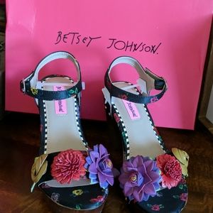 Betsey Johnson floral shoes heels 6.5 new